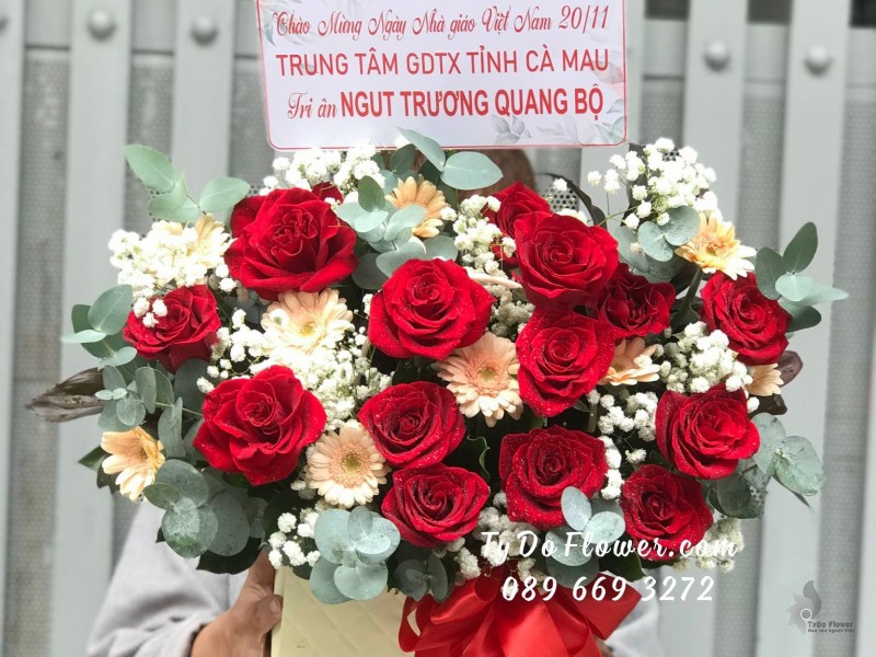 G11231161 GIỎ HOA CHÚC MỪNG thiết kế hoa hồng ngoại Ecudor Red Roses