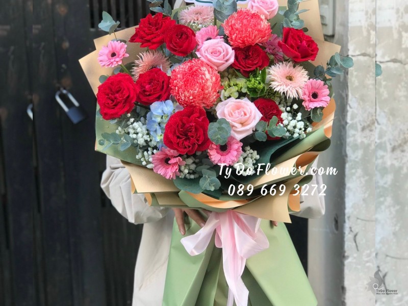 B12231233 BÓ HOA CHÚC MỪNG PHÓ GIÁM ĐỐC thiết kế tone màu đỏ, chủ đạo Hoa Hồng Ohara Red Roses, Cúc Mẫu Đơn đỏ