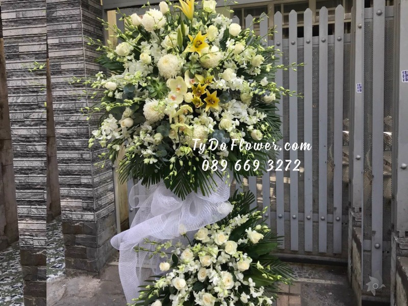 KCB12231234 KỆ HOA TANG LỄ VÒNG HOA CHIA BUỒN Hoa Kính Viếng thiết kế chủ đạo hoa Cúc Mẫu Đơn trắng