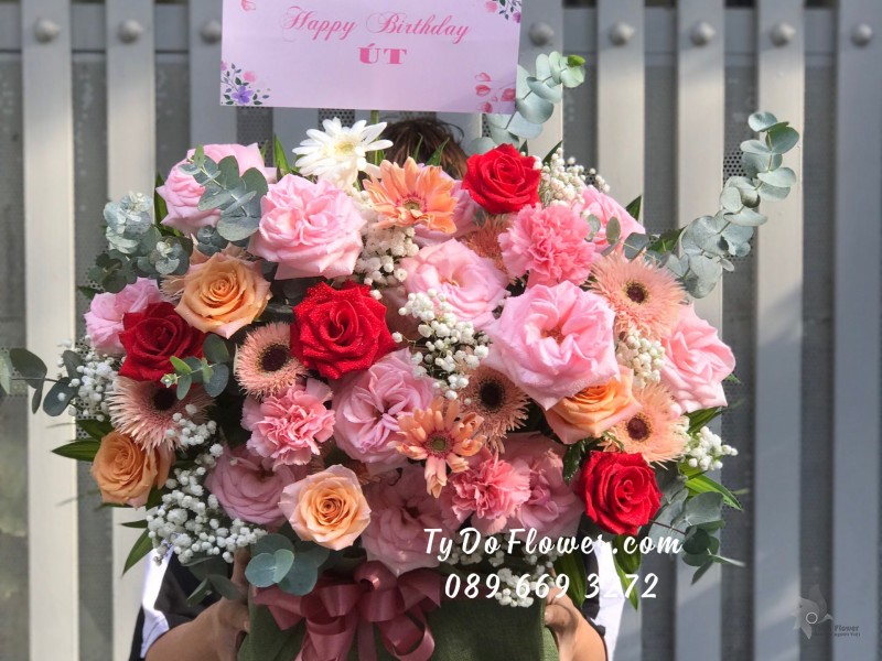 G12231240 GIỎ HOA CHÚC MỪNG SINH NHẬT thiết kế tone màu hồng, chủ đạo hoa hồng Ohara Pink Roses