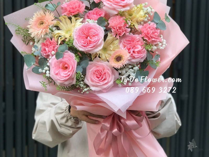 B12231241 BÓ HOA CHÚC MỪNG thiết kế tone màu hồng, chủ đạo Hoa Hồng Ohara Pink Roses