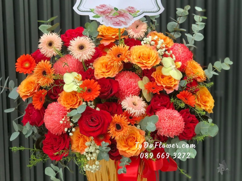 G12231243 GIỎ HOA CHÚC MỪNG SINH NHẬT thiết kế tone màu đỏ cam, chủ đạo hoa Cúc Mẫu Đơn Đỏ, hoa hồng Cam Spirit Roses - Đỏ Ohara Red Roses