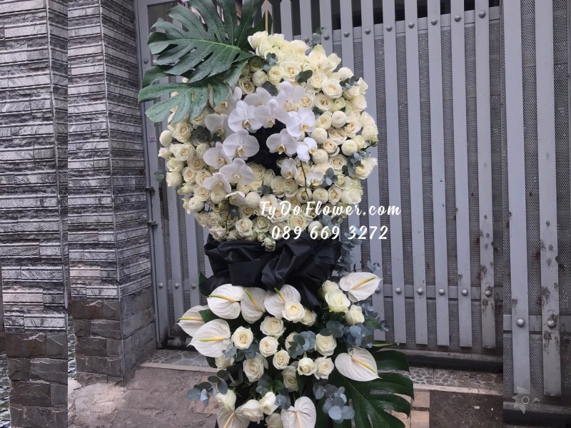 KCB01241289 KỆ HOA TANG LỄ VÒNG HOA CHIA BUỒN Our Deepest Condolences thiết kế Hoa Hồng Trắng, điểm nhấn Lan Hồ Điệp