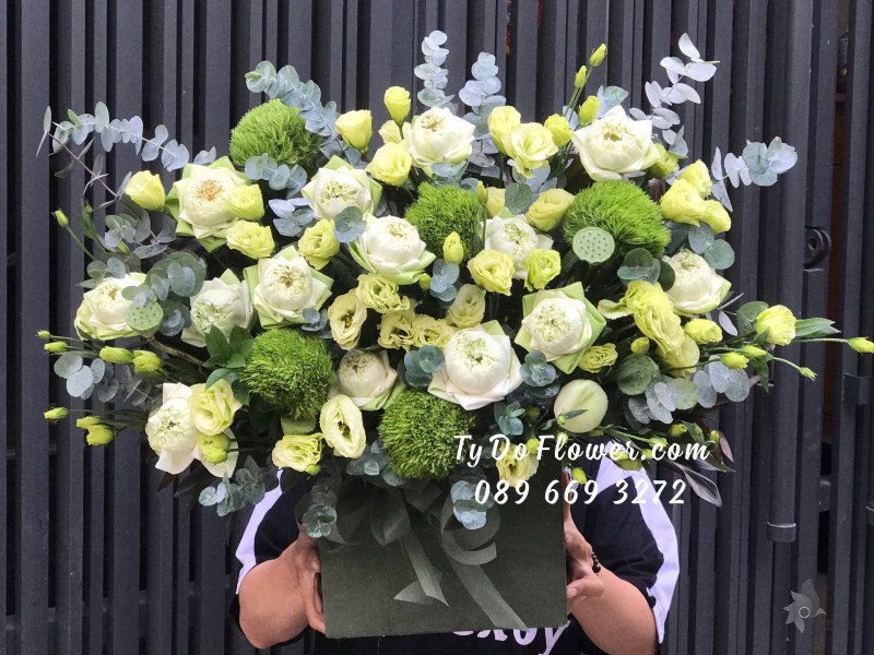 G01241301 GIỎ HOA CHÚC MỪNG thiết kế tone màu trắng xanh bơ, phối hợp Hoa Sen Trắng, Cát Tường Xanh, Green Wicky