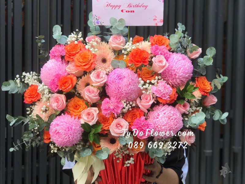 G02241340 GIỎ HOA CHÚC MỪNG SINH NHẬT CON thiết kế tone màu hồng cam, điểm nhấn Hoa Cúc Mẫu Đơn Hồng
