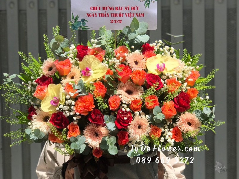 G03241386 GIỎ HOA CHÚC MỪNG NGÀY THẦY THUỐC VN thiết kế chủ đạo Hoa Hồng Đỏ, Hoa Hồng Cam Spirit Roses
