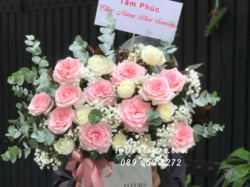 G03241406 GIỎ HOA CHÚC MỪNG Khai Trương thiết kế tone màu trắng hồng, chủ đạo Hoa Hồng Ohara Pink Roses, Hoa Hồng Trắng