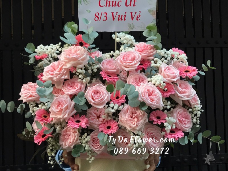 G03241431 GIỎ HOA CHÚC MỪNG 8/3 thiết kế tone màu hồng, chủ đạo Hoa Hồng Ohara Pink Roses