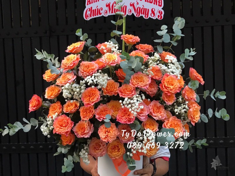 G03241433 GIỎ HOA CHÚC MỪNG 8/3 thiết kế tone màu đỏ cam, chủ đạo Hoa Hồng Cam Pirit Roses
