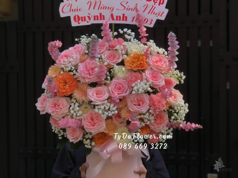 G03241444 GIỎ HOA CHÚC MỪNG thiết kế tone màu hồng cam, chủ đạo Hoa Hồng Ohara Pink Roses