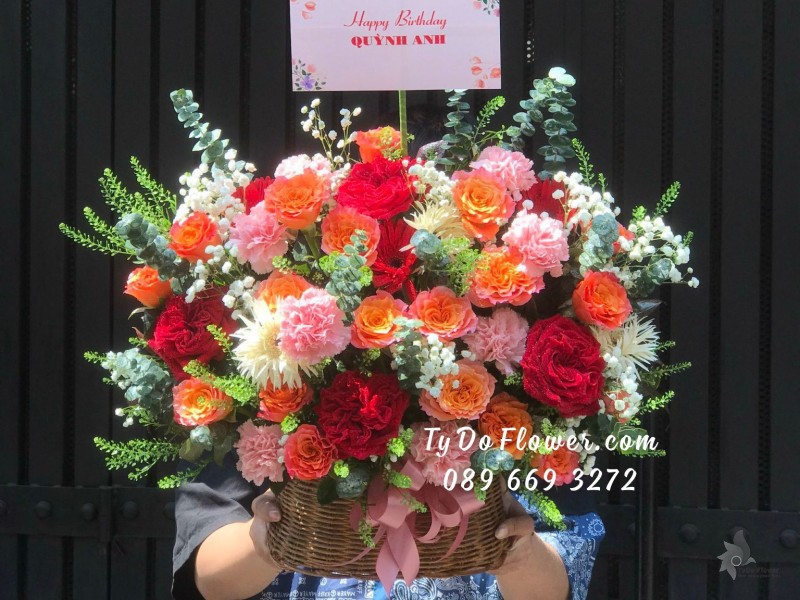 G03241449 GIỎ HOA CHÚC MỪNG SINH NHẬT thiết kế tone màu đỏ hồng cam, chủ đạo Hoa Hồng Ohara Red Roses, Cam Spirit Roses