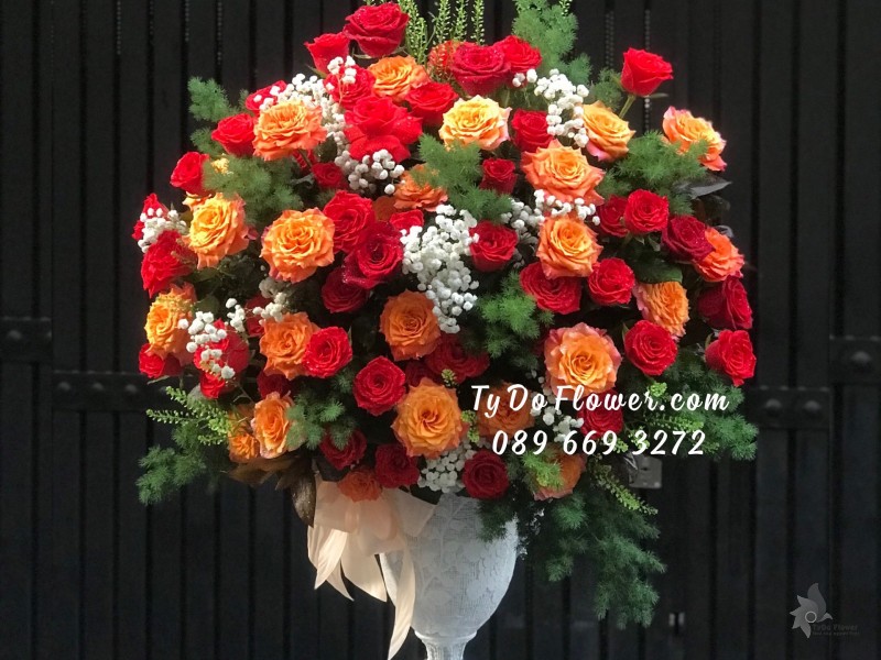 B03241456 BÌNH HOA CHÚC MỪNG thiết kế tone màu đỏ cam, chủ đạo hoa hồng đỏ Pháp, Cam Spirit Roses