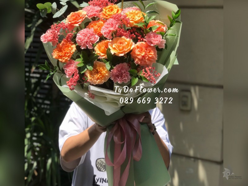 B05241510 BÓ HOA CHÚC MỪNG SINH NHẬT thiết kế tone màu hồng cam, chủ đạo hoa hồng cam Spirit Roses, Cẩm Chướng Hồng