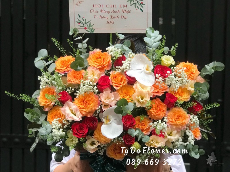 G05241519 GIỎ HOA CHÚC MỪNG SINH NHẬT thiết kế toen màu đỏ cam, chủ đạo Hoa Hồng Cam Spirit Roses