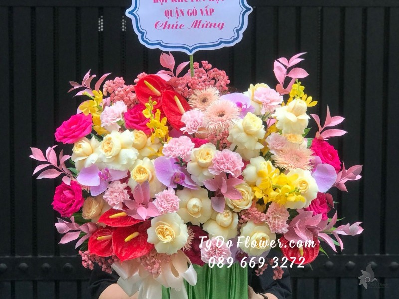 G05241556 GIỎ HOA CHÚC MỪNG Thiết kế chủ đạo Hoa Hồng Vàng Victor Roses