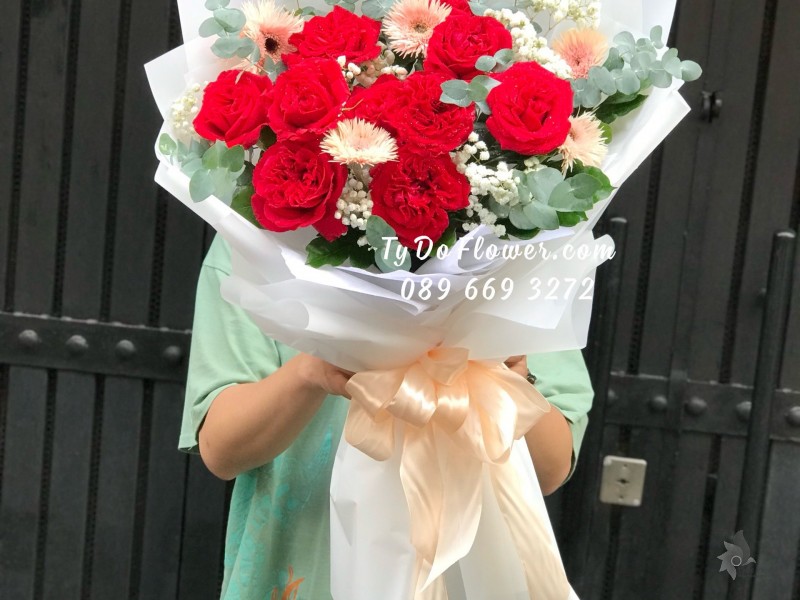 B05241578 BÓ HOA CHÚC MỪNG thiết kế Hoa Hồng Đỏ Ohara Red Roses mix Đồng Tiền Tua