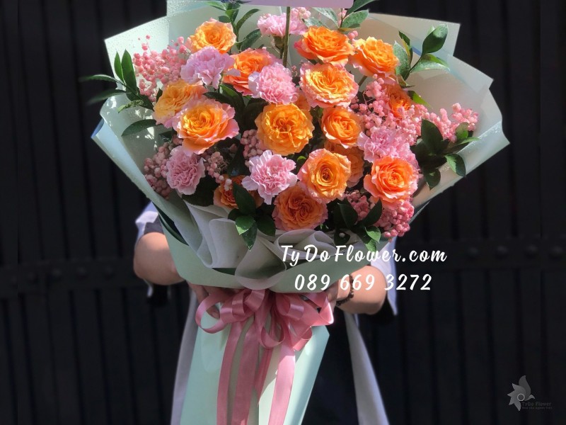 B05241586 BÓ HOA CHÚC MỪNG THÀNH CÔNG thiết kế Hoa Hồng Cam Spirit Roses mix Hoa Cẩm Chướng Hồng