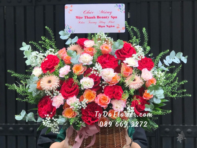 G05241588 GIỎ HOA CHÚC MỪNG SINH NHẬT Thiết Kế tông màu Đỏ Cam chủ đạo Hoa Hồng Đỏ Ohara Red Roses