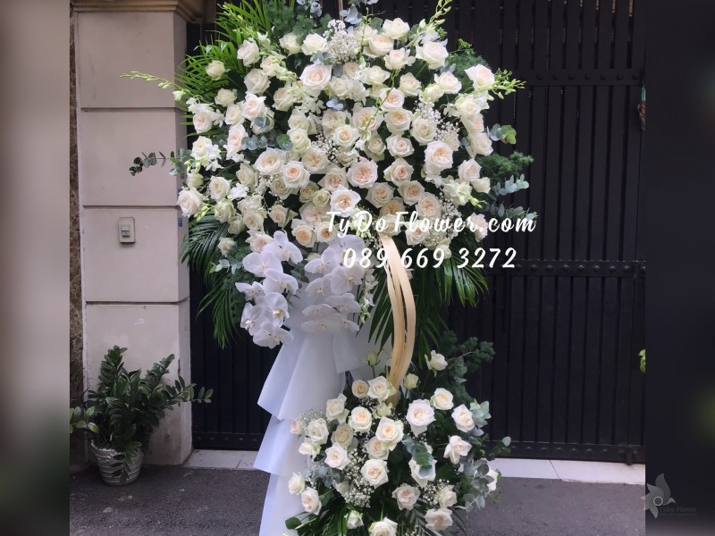 KCB05241605 KỆ HOA TANG LỄ VÒNG HOA CHIA BUỒN Hoa Kính Viếng thiết kế Hoa Hồng Trắng Ohara White Roses, Lan Hồ Điệp Trắng