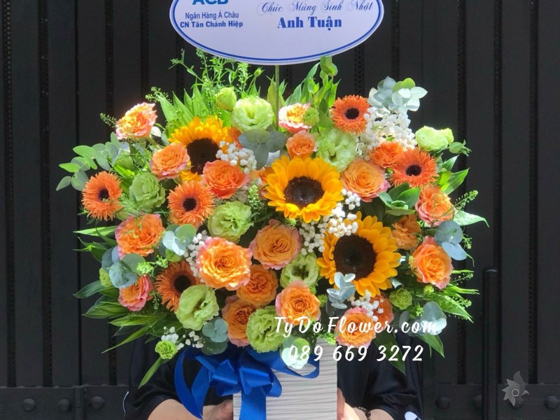 G05241608 GIỎ HOA CHÚC MỪNG SINH NHẬT ANH thiết kế tông màu cam xanh, chủ đạo Hoa Hồng Cam Spirit Roses, Cát Tường Xanh Bơ, Hoa Hướng Dương