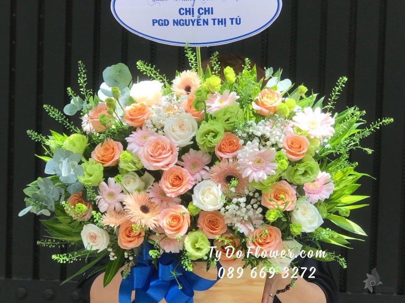 G05241609 GIỎ HOA CHÚC MỪNG SINH NHẬT thiết kế tông màu Pastel cam xanh, chủ đạo Hoa Hồng Cam Shimmer, Cát Tường Xanh Bơ, Hoa Đồng Tiền Mini