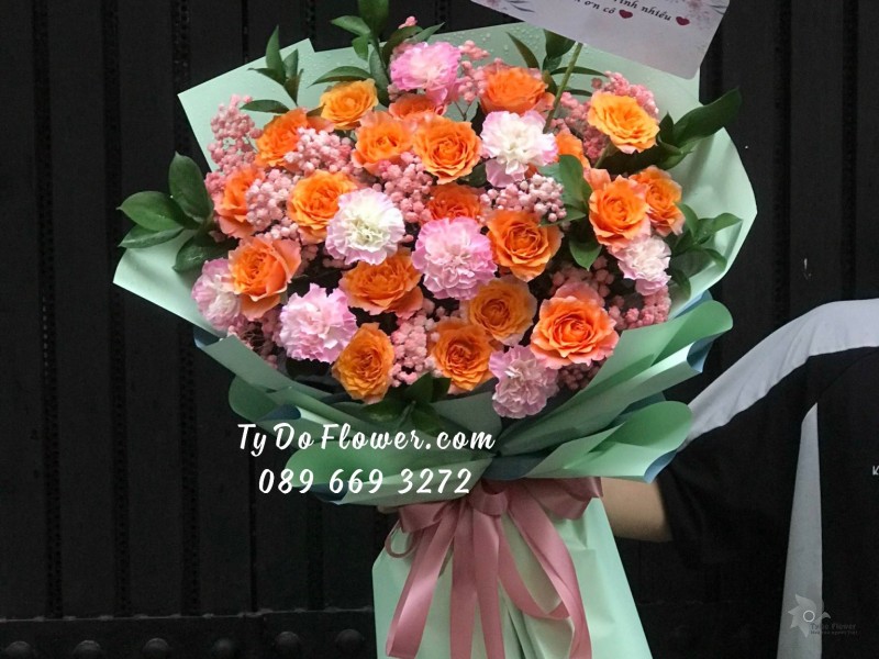 B05241617 BÓ HOA CÁM ƠN CÔ thiết kế Hoa Hồng Cam Spirit Roses, Cẩm Chướng Hồng