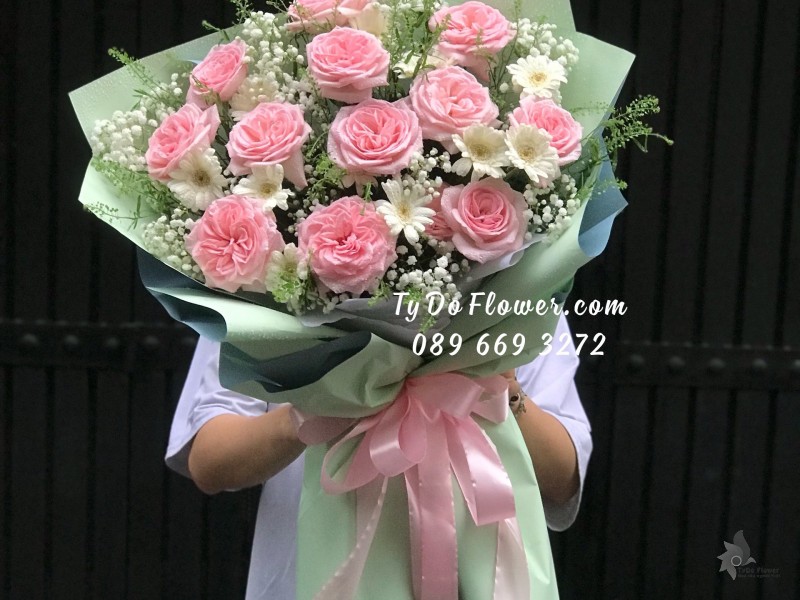 B06241629 HOA CHÚC MỪNG thiết kế Hoa Hồng Ohara Pink Roses, Đồng Tiền Mini Trắng