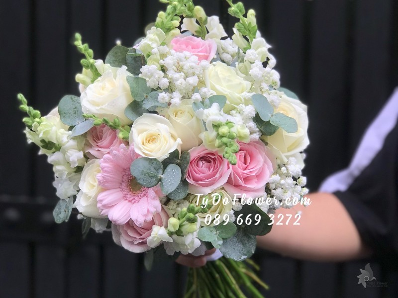 B06241639 BÓ HOA CƯỚI CÔ DÂU thiết kế tông màu hồng pastel trắng hồng