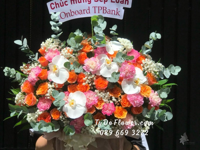 G06241649 GIỎ HOA CHÚC MỪNG SINH NHẬT SẾP thiết kế tông màu hồng cam, chủ đạo hoa hồng cam Spirit Roses, cẩm chướng, lan hồ điệp