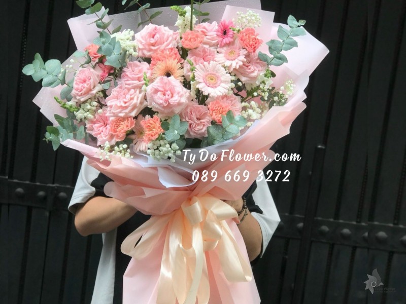 B06241676 BÓ HOA CHÚC MỪNG SINH NHẬT SẾP thiết kế tông màu hồng, chủ đạo hoa hồng Pink Ohara Roses