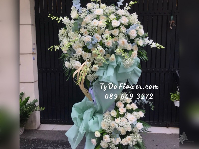 KCB07241712 KỆ HOA TANG LỄ VÒNG HOA CHIA BUỒN Kính Viếng thiết kế Hoa Lan Trắng, Hoa Hồng Trắng Ohara White Roses