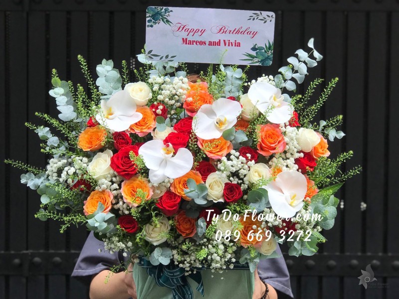 G07241722 GIỎ HOA CHÚC MỪNG SINH NHẬT thiết kế tông màu đỏ cam trắng, chủ đạo Hoa Hồng Cam Spirit Roses