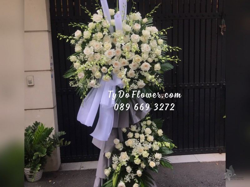 KCB07241735 KỆ HOA TANG LỄ VÒNG HOA CHIA BUỒN Hoa Kính Viếng thiết kế Hoa Lan Trắng, Hoa Hồng Trắng Ohara White Roses