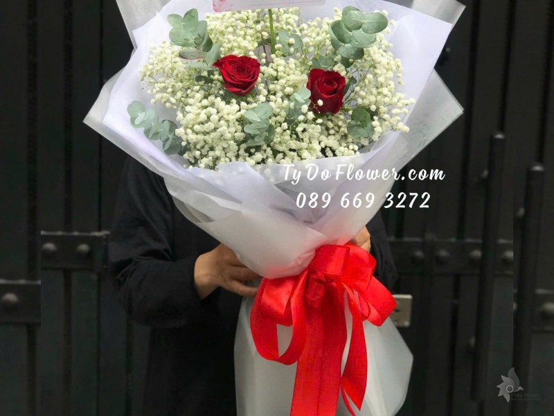 B08241780 BÓ HOA TÌNH YÊU thiết kế Hoa Baby Trắng, 2 Hoa Hồng Đỏ Ecuador Red Roses