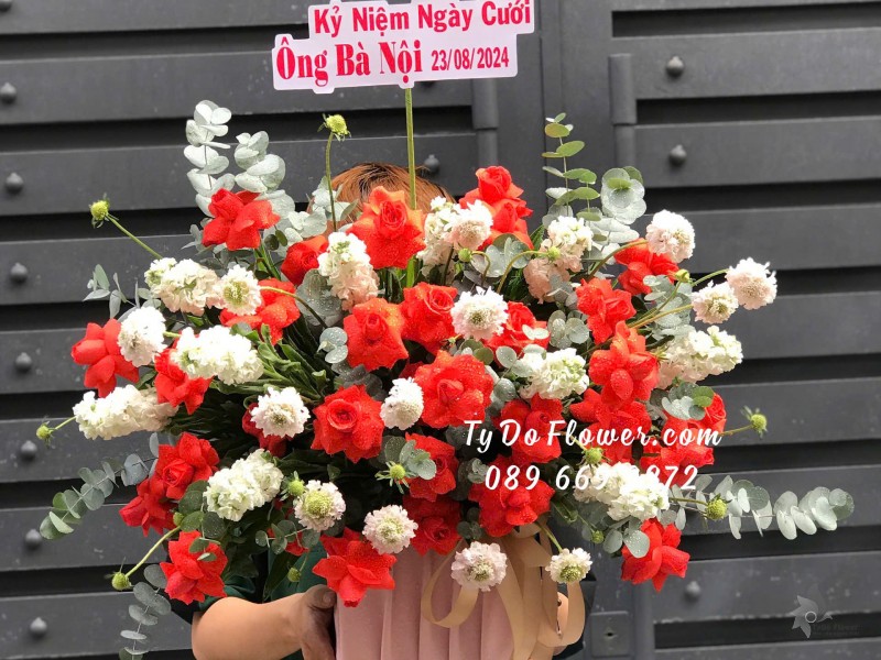 G08241785 GIỎ HOA CHÚC MỪNG KỶ NIỆM NGÀY CƯỚI thiết kế Hoa Hồng Đỏ mix Scabiosa