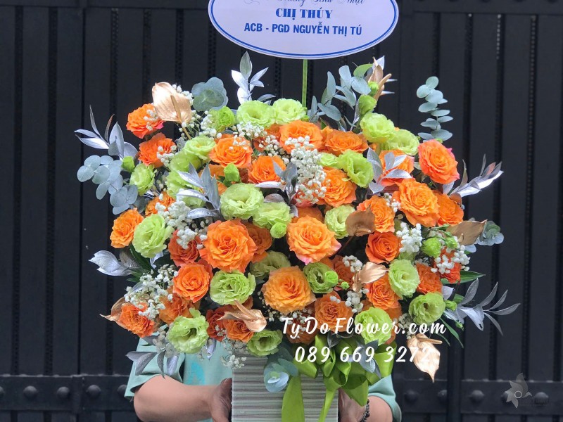 G08241787 GIỎ HOA CHÚC MỪNG SINH NHẬT thiết kế tông màu Cam Xanh Bơ, chủ đạo Hoa Hồng Cam Spirit Roses, Hoa Cát Tường Xanh Bơ