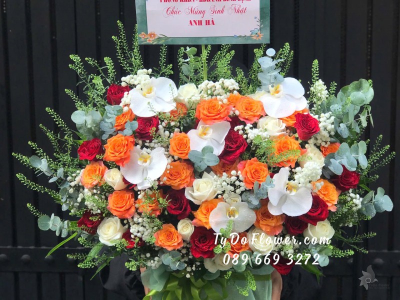 G08241798 GIỎ HOA CHÚC MỪNG SINH NHẬT thiết kế tông màu đỏ cam trắng, Hoa Hồng Đỏ Ecuador, Cam Spirit Roses, Hoa Hồng Trắng, Lan Hồ Điệp