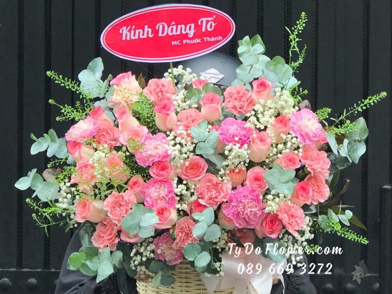 G09241828 GIỎ HOA KÍNH DÂNG TỔ Thiết kế tông màu hồng, chủ đạo Hoa Hồng Song Hỷ, Cẩm Chướng Phăng Hồng