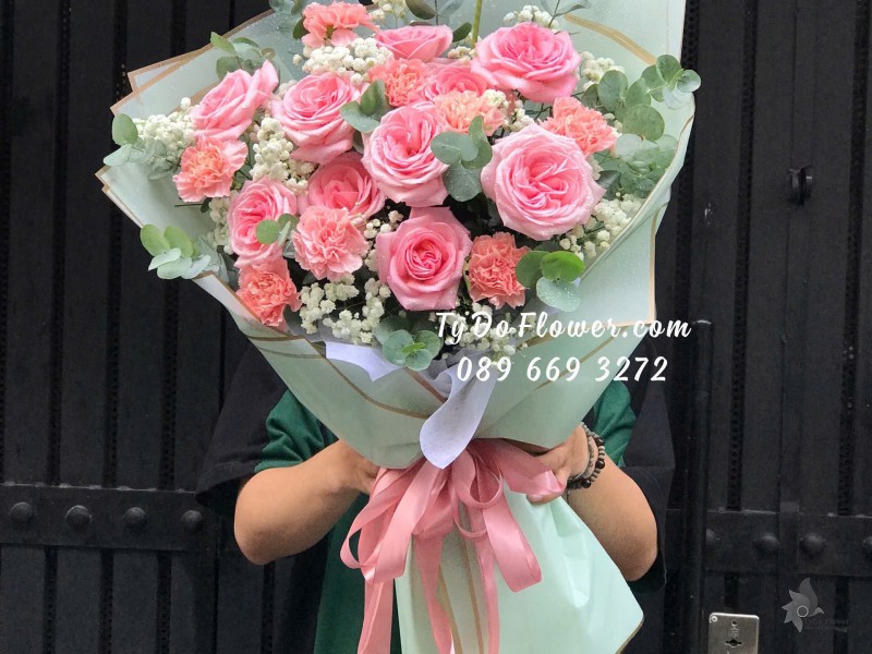 B09241850 BÓ HOA CHÚC MỪNG THÀNH VIÊN MỚI Thiết kế tông màu hồng, chủ đạo Hoa Hồng Pink Ohara, Cẩm Chướng Phăng Hồng