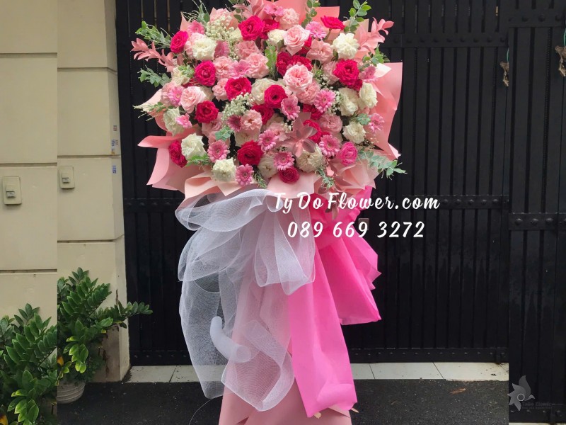 KCM09241881 KỆ HOA CHÚC MỪNG TRIỂN LÃM thiết kế tông màu hồng, chủ đạo Hoa Hồng Pink Ohara, White Ohara