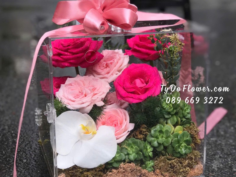 G09241884 HỘP QUÀ HOA TƯƠI CAO CẤP Thiết Kế Giỏ Mica, chủ đạo Hoa Hồng Pink Ohara, Pink Floyd Roses, Hoa Sen Đá