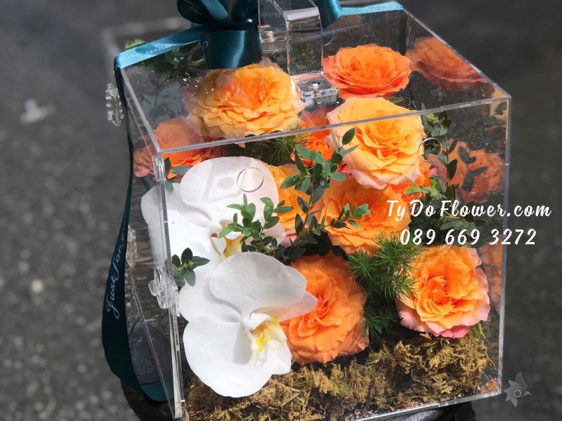 G09241885 HỘP QUÀ HOA TƯƠI CAO CẤP Thiết Kế Giỏ Mica, chủ đạo Hoa Hồng Cam Spirit Roses