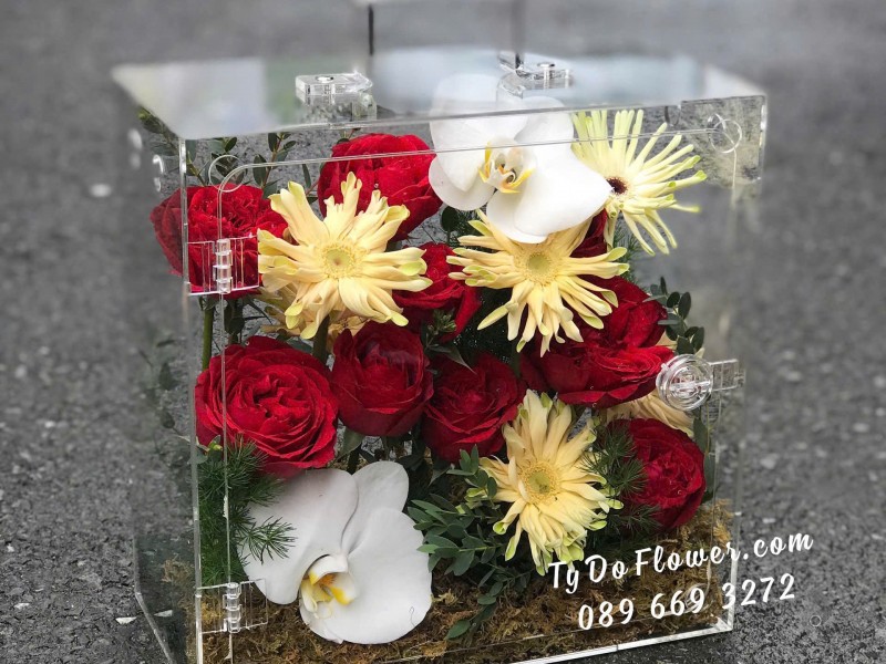 G09241887 HỘP QUÀ HOA TƯƠI CAO CẤP Thiết Kế Giỏ Mica, chủ đạo Hoa Hồng Đỏ Red Ohara Roses