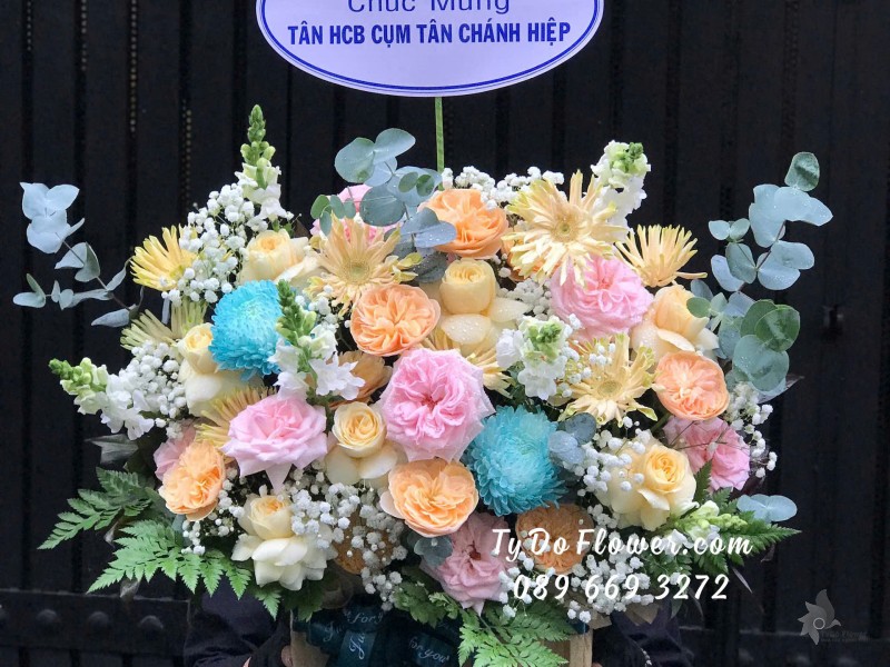 G09241899 GIỎ HOA MỪNG CHÚC MỪNG TÂN TRƯỞNG PHÒNG thiết kế tông màu vàng xanh dương, chủ đạo Hoa Cúc Mẫu Đơn Xanh Dương, Hoa Hồng Vàng Victor, Hoa Hồng Cam Juliet