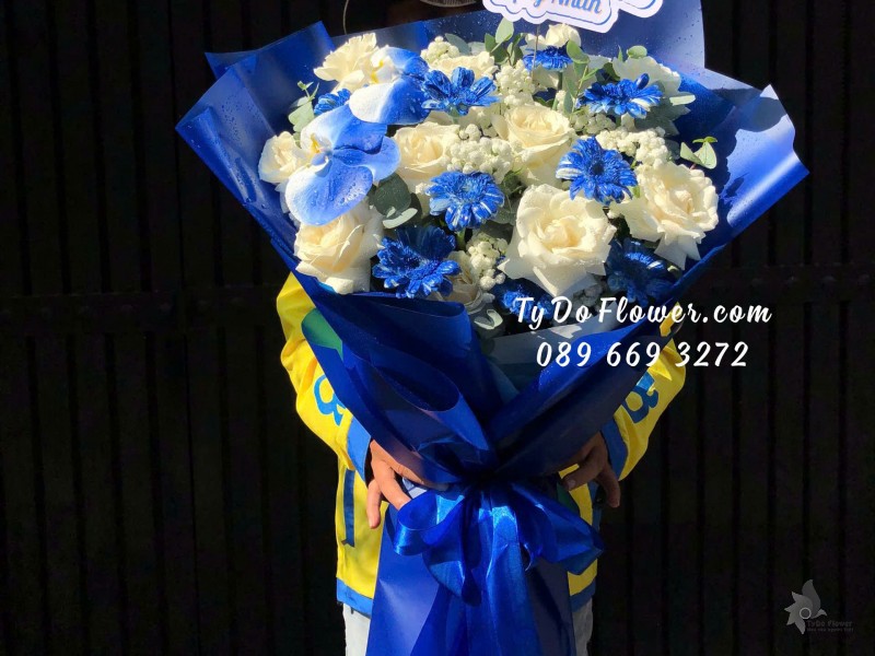 B10241940 BÓ HOA CHÚC MỪNG CON TRAI tông màu trắng xanh dương, chủ đạo Hoa Hồng Trắng White Ohara Roses