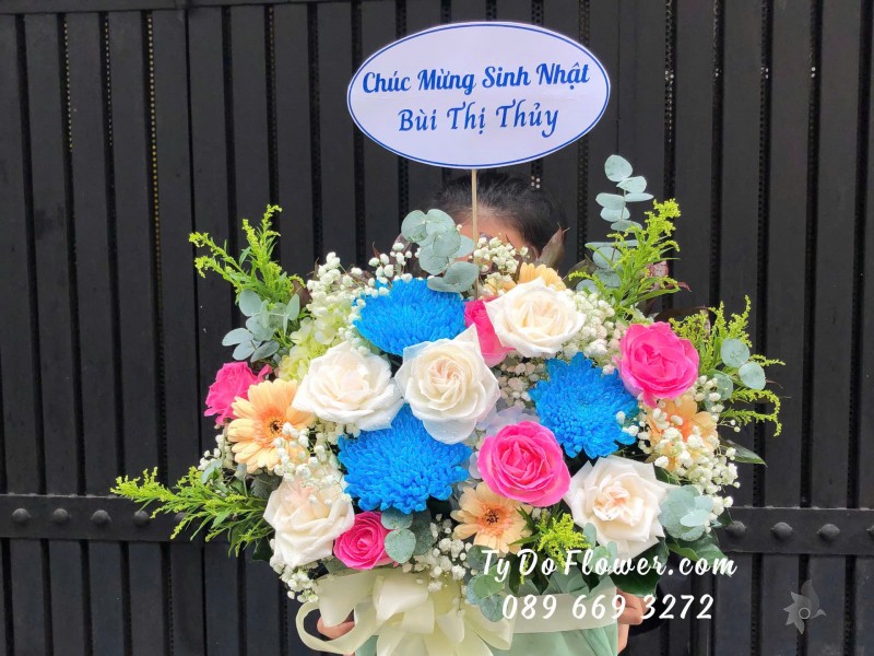 G10241994 GIỎ HOA CHÚC MỪNG SINH NHẬT thiết kế tông màu trắng hồng xanh, chủ đạo Hoa Cúc Xanh Dương, Hoa Hồng Trắng - Hồng Sen