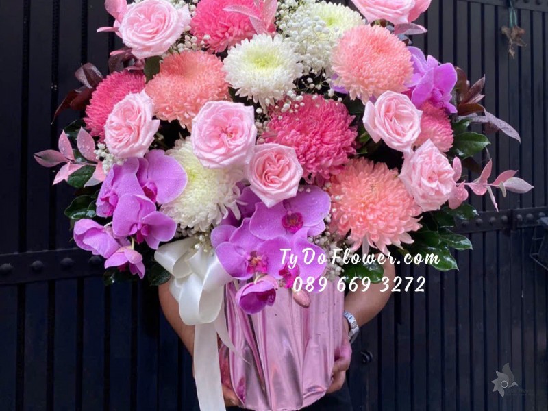 BI10242031 BÌNH HOA CHÚC MỪNG thiết kế Cúc Mẫu Đơn Hồng Trắng, Hoa Hồng Pink Ohara Rose, Lan Hồ Điệp