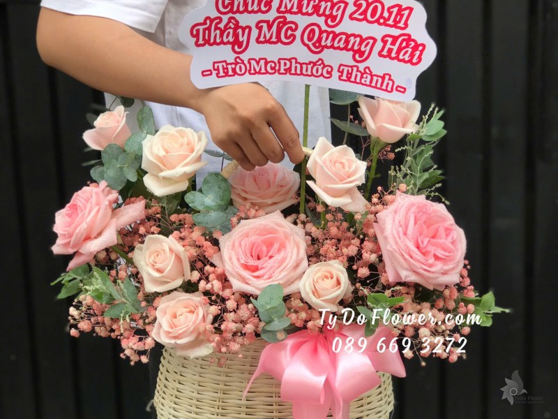 G11242116 GIỎ HOA CHÚC MỪNG NGÀY NHÀ GIÁO VN 20-11 Thiết kế Hoa Hồng Kem, Hoa Hồng Pink Ohara, Baby Hồng 