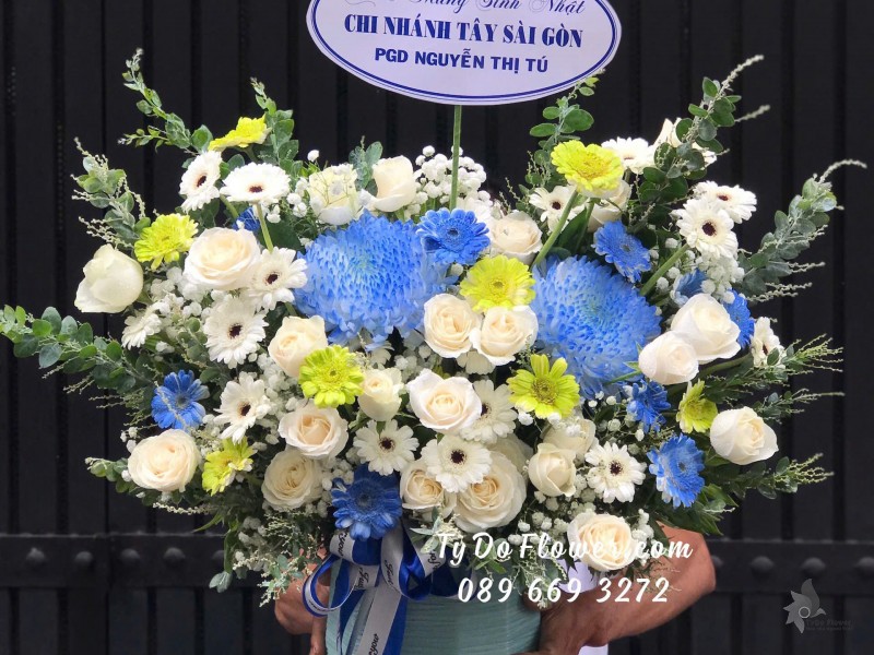 G12242194 GIỎ HOA CHÚC MỪNG SINH NHẬT Thiết kế tông màu trắng xanh dương, chủ đạo Hoa Cúc, Hoa Hồng, Hoa Đồng Tiền