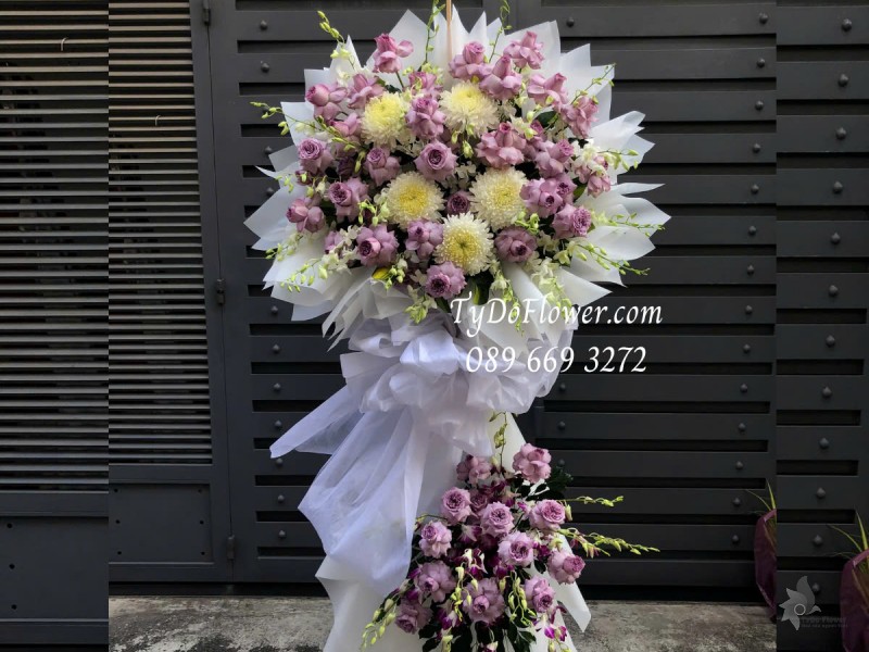 KCB0425317 KỆ HOA TANG LỄ VÒNG HOA CHIA BUỒN Vô Cùng Thương Tiếc Thiết kế 02 tầng Hoa Lan, Hoa Hồng Tím Violet Ohara Roses, Hoa Cúc